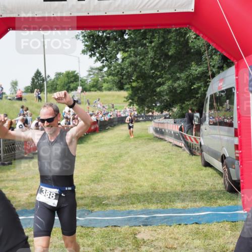 21.06.2025 - 27. Vierlanden-Triathlon MichiJ http://msf.ph/oto/7992771 15.06.2026 11:15:27 Ziel 340, 388 meine-sportfotos.de