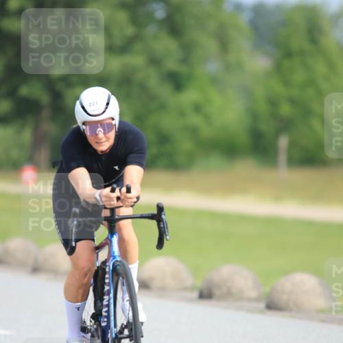 15.06.2025 - 27. Vierlanden-Triathlon H.Heesch http://msf.ph/oto/7992774 15.06.2025 10:18:37 Radfahren 221 meine-sportfotos.de
