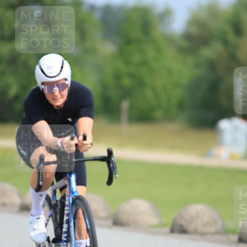 15.06.2025 - 27. Vierlanden-Triathlon H.Heesch http://msf.ph/oto/7992784 15.06.2025 10:18:37 Radfahren 221 meine-sportfotos.de