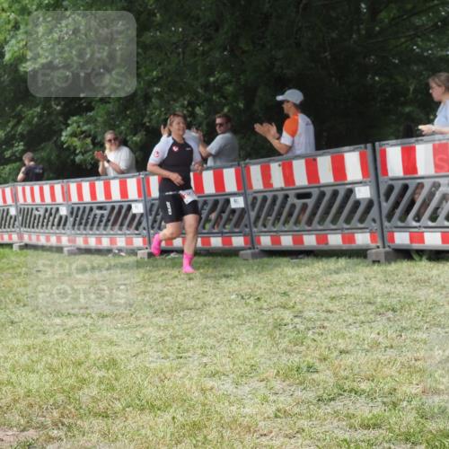 21.06.2025 - 27. Vierlanden-Triathlon KatJ http://msf.ph/oto/7992815 15.06.2025 12:31:37 Ziel 250 meine-sportfotos.de