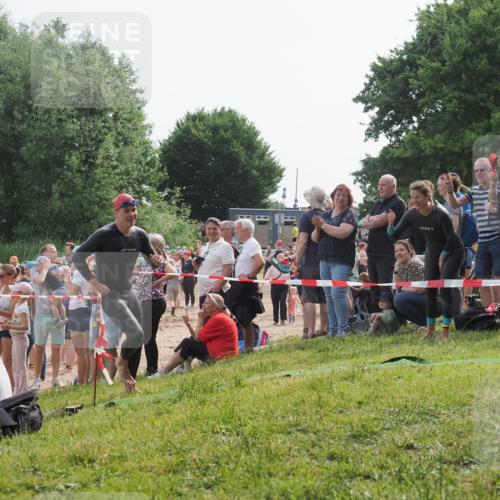15.06.2025 - 27. Vierlanden-Triathlon KatJ http://msf.ph/oto/7992830 15.06.2025 09:54:00 Schwimmen 307 meine-sportfotos.de