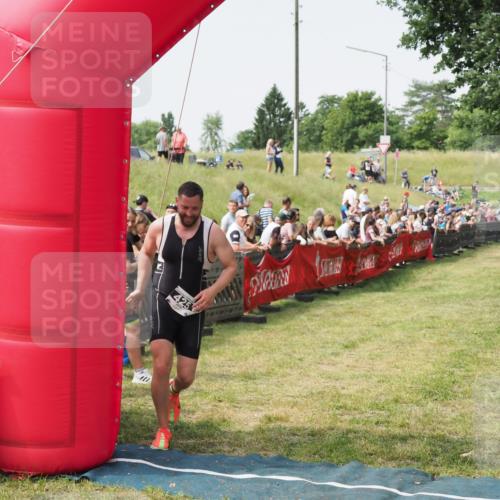 21.06.2025 - 27. Vierlanden-Triathlon MichiJ http://msf.ph/oto/7992853 15.06.2026 11:15:34 Ziel 425 meine-sportfotos.de