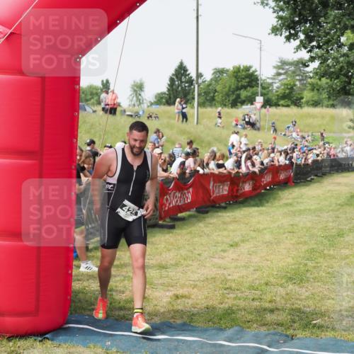 21.06.2025 - 27. Vierlanden-Triathlon MichiJ http://msf.ph/oto/7992889 15.06.2026 11:15:35 Ziel 425 meine-sportfotos.de