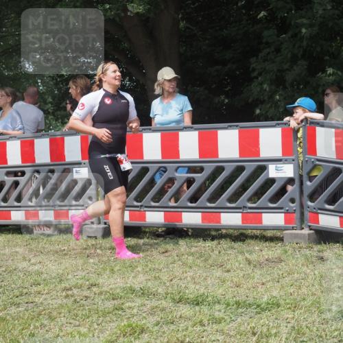 21.06.2025 - 27. Vierlanden-Triathlon KatJ http://msf.ph/oto/7992910 15.06.2025 12:31:39 Ziel 250 meine-sportfotos.de