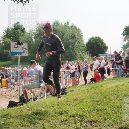 15.06.2025 - 27. Vierlanden-Triathlon KatJ http://msf.ph/oto/7992915 15.06.2025 09:54:02 Schwimmen 267, 307 meine-sportfotos.de
