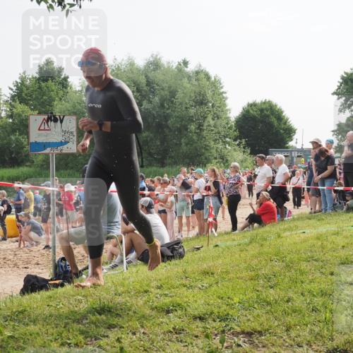 15.06.2025 - 27. Vierlanden-Triathlon KatJ http://msf.ph/oto/7992918 15.06.2025 09:54:02 Schwimmen 267, 307 meine-sportfotos.de