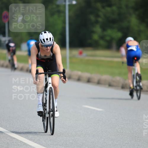 15.06.2025 - 27. Vierlanden-Triathlon H.Heesch http://msf.ph/oto/7992923 15.06.2025 10:20:22 Radfahren 90, 220, 512 meine-sportfotos.de