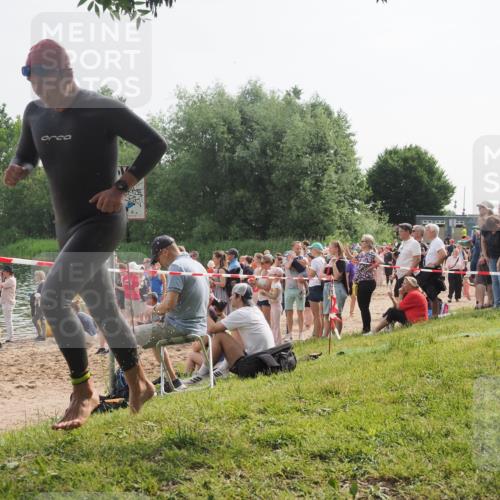 15.06.2025 - 27. Vierlanden-Triathlon KatJ http://msf.ph/oto/7992928 15.06.2025 09:54:02 Schwimmen 267, 307 meine-sportfotos.de