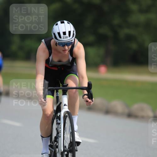 15.06.2025 - 27. Vierlanden-Triathlon H.Heesch http://msf.ph/oto/7992934 15.06.2025 10:20:23 Radfahren 90, 220 meine-sportfotos.de