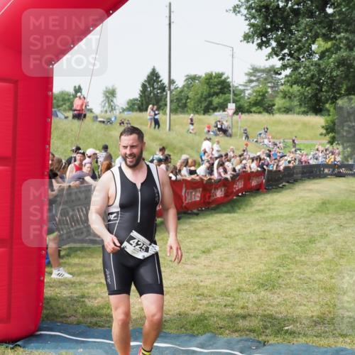 21.06.2025 - 27. Vierlanden-Triathlon MichiJ http://msf.ph/oto/7992961 15.06.2026 11:15:35 Ziel 425 meine-sportfotos.de