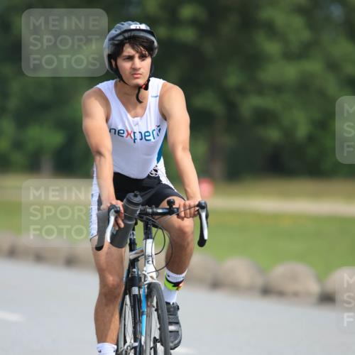 15.06.2025 - 27. Vierlanden-Triathlon H.Heesch http://msf.ph/oto/7992966 15.06.2025 10:20:31 Radfahren 71, 181, 182, 227, 513 meine-sportfotos.de