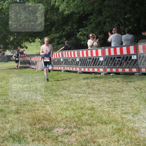 21.06.2025 - 27. Vierlanden-Triathlon KatJ http://msf.ph/oto/7992982 15.06.2025 12:33:31 Ziel 85 meine-sportfotos.de