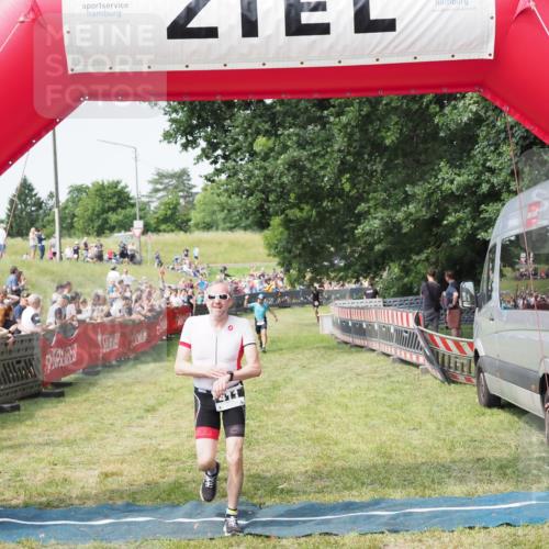 21.06.2025 - 27. Vierlanden-Triathlon MichiJ http://msf.ph/oto/7993003 15.06.2026 11:16:08 Ziel 411, 434 meine-sportfotos.de