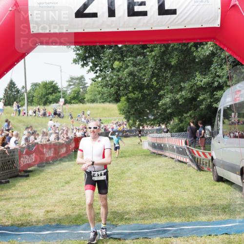 21.06.2025 - 27. Vierlanden-Triathlon MichiJ http://msf.ph/oto/7993019 15.06.2026 11:16:08 Ziel 411, 434 meine-sportfotos.de