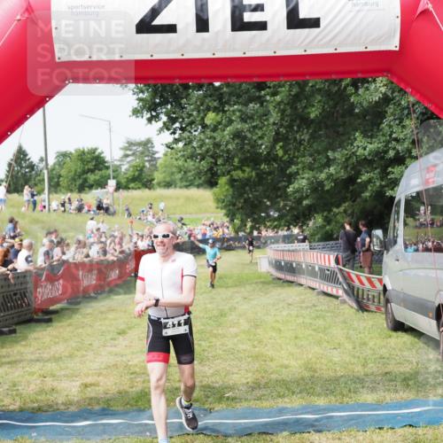 21.06.2025 - 27. Vierlanden-Triathlon MichiJ http://msf.ph/oto/7993030 15.06.2026 11:16:08 Ziel 411, 434 meine-sportfotos.de