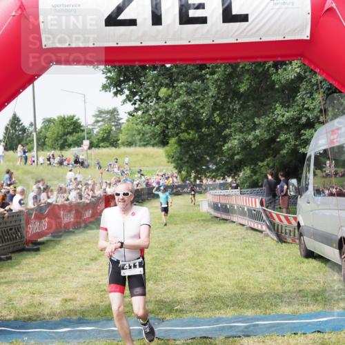 21.06.2025 - 27. Vierlanden-Triathlon MichiJ http://msf.ph/oto/7993046 15.06.2026 11:16:08 Ziel 411, 434 meine-sportfotos.de