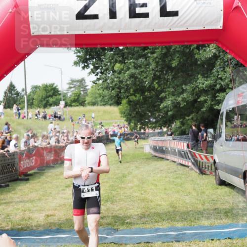 21.06.2025 - 27. Vierlanden-Triathlon MichiJ http://msf.ph/oto/7993063 15.06.2026 11:16:08 Ziel 411, 434 meine-sportfotos.de