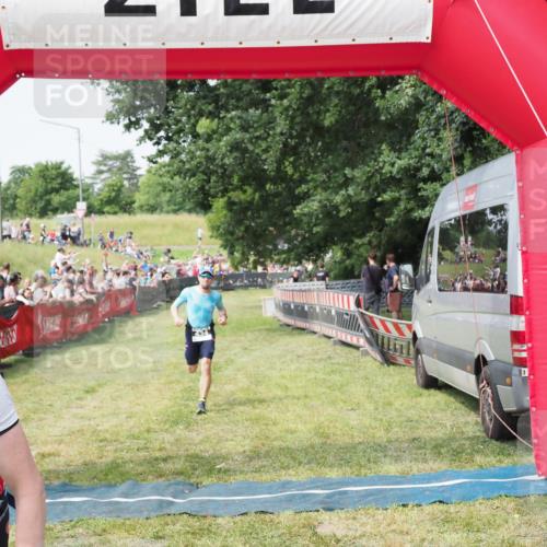 21.06.2025 - 27. Vierlanden-Triathlon MichiJ http://msf.ph/oto/7993102 15.06.2026 11:16:11 Ziel 411, 434 meine-sportfotos.de