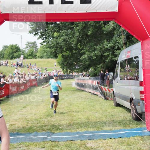 21.06.2025 - 27. Vierlanden-Triathlon MichiJ http://msf.ph/oto/7993116 15.06.2026 11:16:11 Ziel 411, 434 meine-sportfotos.de