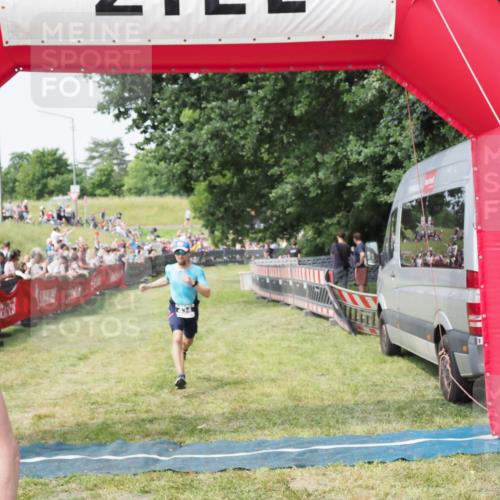 21.06.2025 - 27. Vierlanden-Triathlon MichiJ http://msf.ph/oto/7993130 15.06.2026 11:16:11 Ziel 411, 434 meine-sportfotos.de