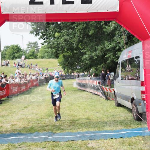 21.06.2025 - 27. Vierlanden-Triathlon MichiJ http://msf.ph/oto/7993157 15.06.2026 11:16:12 Ziel 411, 434 meine-sportfotos.de