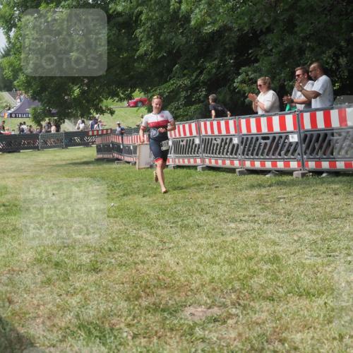 21.06.2025 - 27. Vierlanden-Triathlon KatJ http://msf.ph/oto/7993160 15.06.2025 12:33:51 Ziel 982 meine-sportfotos.de