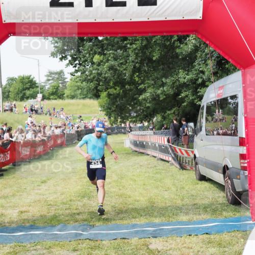 21.06.2025 - 27. Vierlanden-Triathlon MichiJ http://msf.ph/oto/7993173 15.06.2026 11:16:12 Ziel 411, 434 meine-sportfotos.de