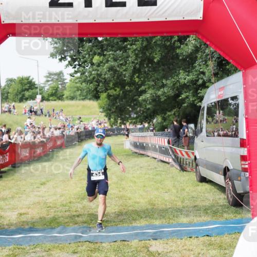 21.06.2025 - 27. Vierlanden-Triathlon MichiJ http://msf.ph/oto/7993185 15.06.2026 11:16:12 Ziel 411, 434 meine-sportfotos.de