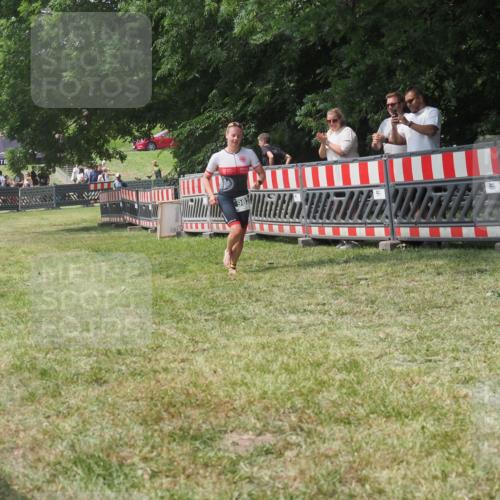 21.06.2025 - 27. Vierlanden-Triathlon KatJ http://msf.ph/oto/7993193 15.06.2025 12:33:52 Ziel 982 meine-sportfotos.de