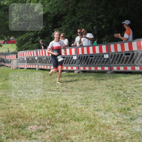 21.06.2025 - 27. Vierlanden-Triathlon KatJ http://msf.ph/oto/7993200 15.06.2025 12:33:52 Ziel 982 meine-sportfotos.de
