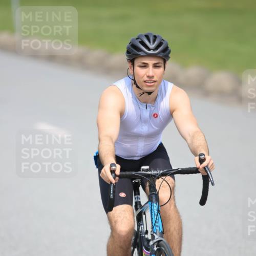 21.06.2025 - 27. Vierlanden-Triathlon H.Heesch http://msf.ph/oto/7993215 15.06.2025 12:04:17 Radfahren 19, 792, 804, 880, 901, 904, 932, 954 meine-sportfotos.de