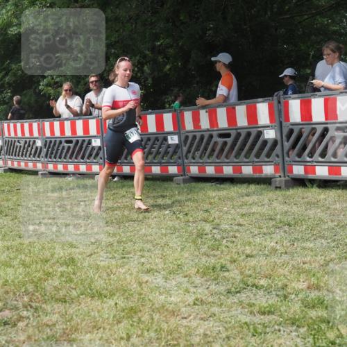 21.06.2025 - 27. Vierlanden-Triathlon KatJ http://msf.ph/oto/7993228 15.06.2025 12:33:53 Ziel 982 meine-sportfotos.de