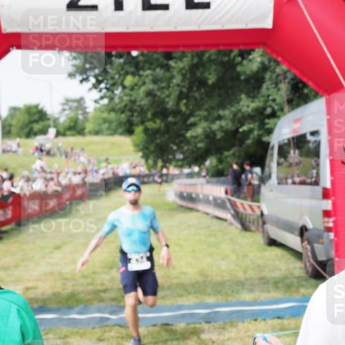 21.06.2025 - 27. Vierlanden-Triathlon MichiJ http://msf.ph/oto/7993243 15.06.2026 11:16:12 Ziel 411, 434 meine-sportfotos.de
