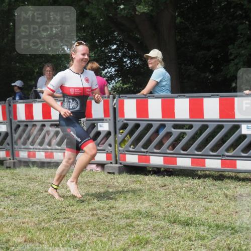 21.06.2025 - 27. Vierlanden-Triathlon KatJ http://msf.ph/oto/7993269 15.06.2025 12:33:54 Ziel 982 meine-sportfotos.de
