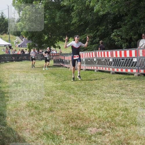 21.06.2025 - 27. Vierlanden-Triathlon KatJ http://msf.ph/oto/7993287 15.06.2025 12:34:17 Ziel 8 meine-sportfotos.de