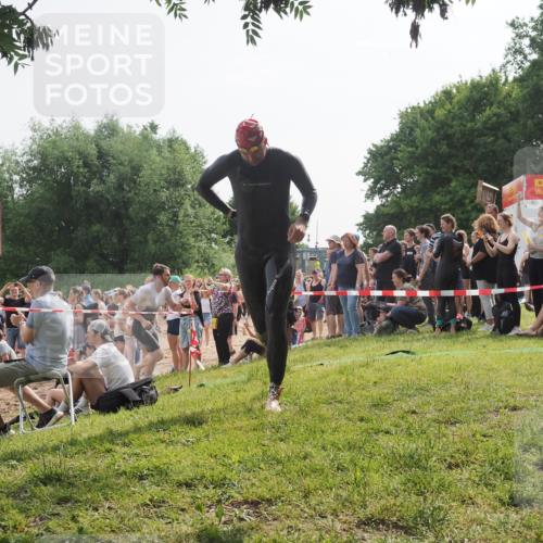 15.06.2025 - 27. Vierlanden-Triathlon KatJ http://msf.ph/oto/7993293 15.06.2025 09:54:19 Schwimmen 302, 337, 342, 356 meine-sportfotos.de