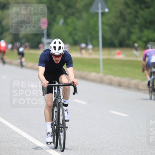 21.06.2025 - 27. Vierlanden-Triathlon H.Heesch http://msf.ph/oto/7993299 15.06.2025 12:04:36 Radfahren 237, 822, 826, 913 meine-sportfotos.de