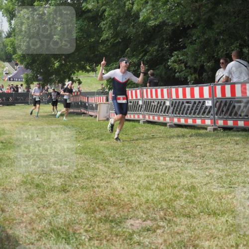 21.06.2025 - 27. Vierlanden-Triathlon KatJ http://msf.ph/oto/7993307 15.06.2025 12:34:17 Ziel 8 meine-sportfotos.de