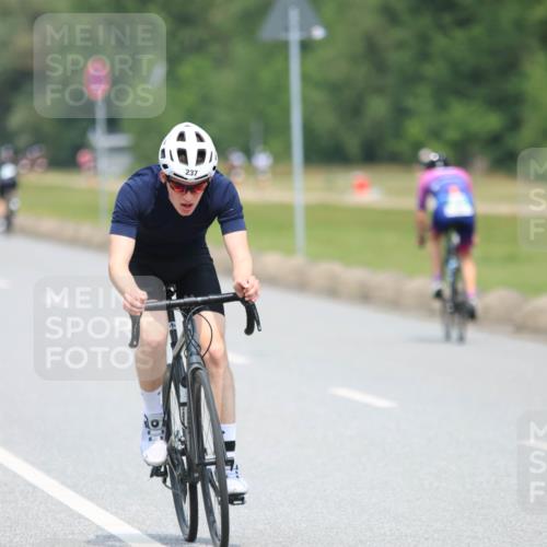21.06.2025 - 27. Vierlanden-Triathlon H.Heesch http://msf.ph/oto/7993313 15.06.2025 12:04:36 Radfahren 237, 822, 826, 913 meine-sportfotos.de