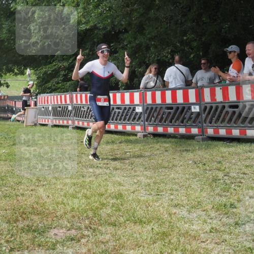 21.06.2025 - 27. Vierlanden-Triathlon KatJ http://msf.ph/oto/7993332 15.06.2025 12:34:18 Ziel 8 meine-sportfotos.de