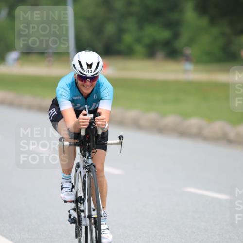 21.06.2025 - 27. Vierlanden-Triathlon H.Heesch http://msf.ph/oto/7993360 15.06.2025 12:04:44 Radfahren 252, 822, 826, 913 meine-sportfotos.de