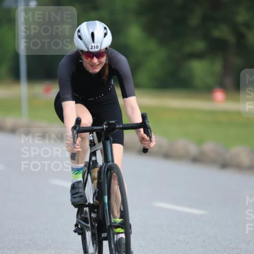 15.06.2025 - 27. Vierlanden-Triathlon H.Heesch http://msf.ph/oto/7993367 15.06.2025 10:23:47 Radfahren 61, 163, 210, 247, 475, 508, 521, 590, 611 meine-sportfotos.de