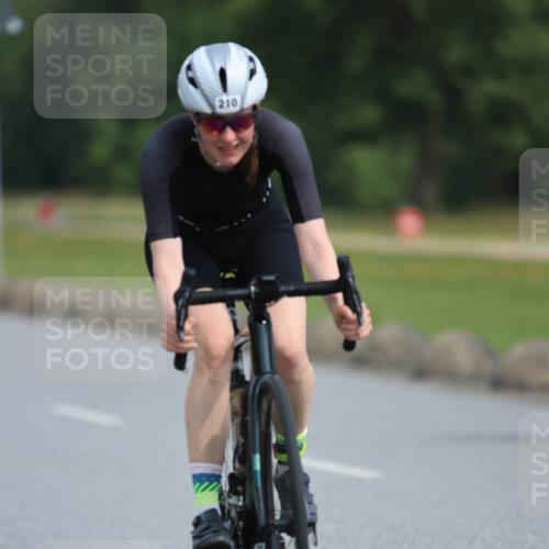 15.06.2025 - 27. Vierlanden-Triathlon H.Heesch http://msf.ph/oto/7993381 15.06.2025 10:23:47 Radfahren 61, 163, 210, 247, 475, 508, 521, 590, 611 meine-sportfotos.de