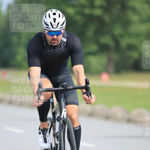 15.06.2025 - 27. Vierlanden-Triathlon H.Heesch http://msf.ph/oto/7993416 15.06.2025 10:24:37 Radfahren 30, 51, 238, 295, 491, 606 meine-sportfotos.de