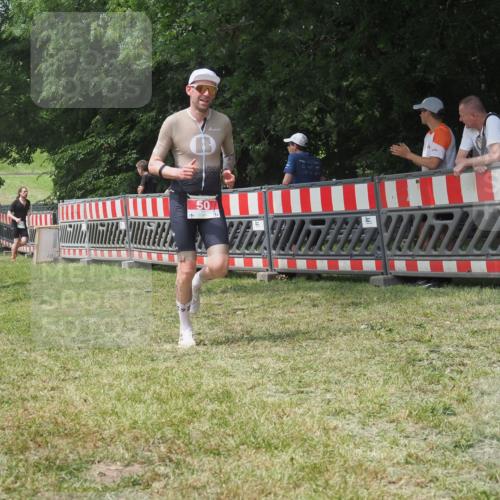 21.06.2025 - 27. Vierlanden-Triathlon KatJ http://msf.ph/oto/7993425 15.06.2025 12:34:30 Ziel 50, 874 meine-sportfotos.de
