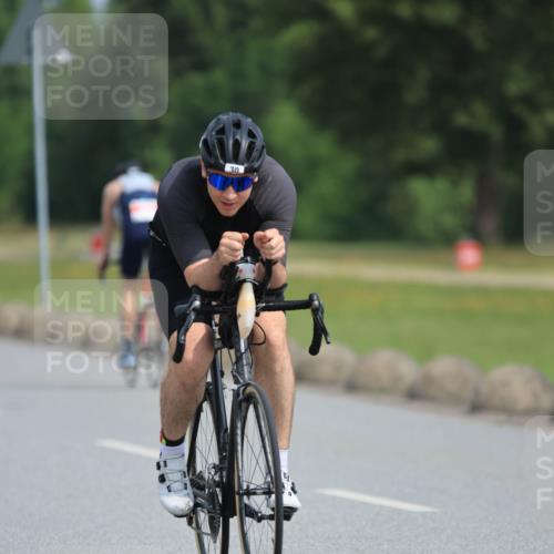 15.06.2025 - 27. Vierlanden-Triathlon H.Heesch http://msf.ph/oto/7993432 15.06.2025 10:24:39 Radfahren 30, 51, 238, 295, 491, 606 meine-sportfotos.de