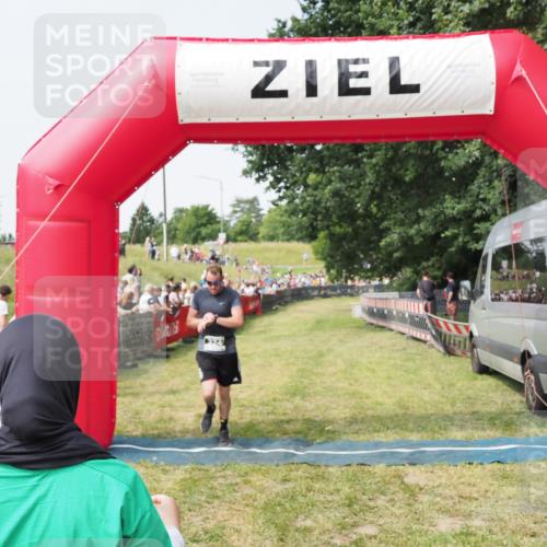 21.06.2025 - 27. Vierlanden-Triathlon MichiJ http://msf.ph/oto/7993437 15.06.2026 11:16:22 Ziel 324 meine-sportfotos.de