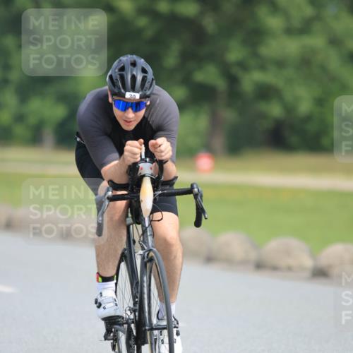 15.06.2025 - 27. Vierlanden-Triathlon H.Heesch http://msf.ph/oto/7993442 15.06.2025 10:24:39 Radfahren 30, 51, 238, 295, 491, 606 meine-sportfotos.de