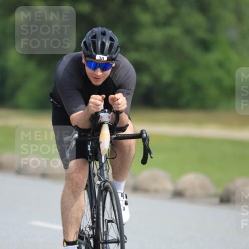 15.06.2025 - 27. Vierlanden-Triathlon H.Heesch http://msf.ph/oto/7993452 15.06.2025 10:24:40 Radfahren 30, 51, 238, 295, 491, 606 meine-sportfotos.de