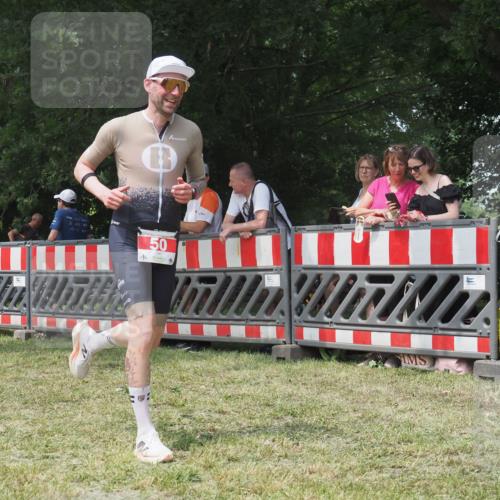 21.06.2025 - 27. Vierlanden-Triathlon KatJ http://msf.ph/oto/7993466 15.06.2025 12:34:30 Ziel 50, 874 meine-sportfotos.de